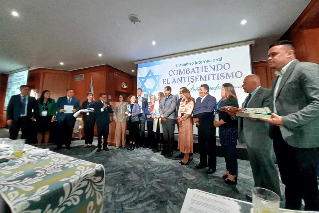 Líderes reunidos en el Encuentro Internacional Combatiendo el Antisemitismo, Bogotá