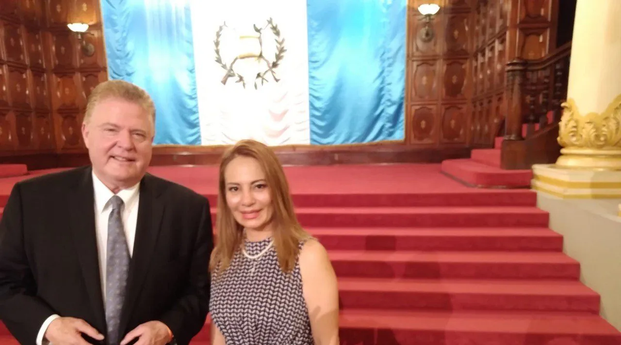 Mileny Preiss con líderes cristianos en Guatemala
